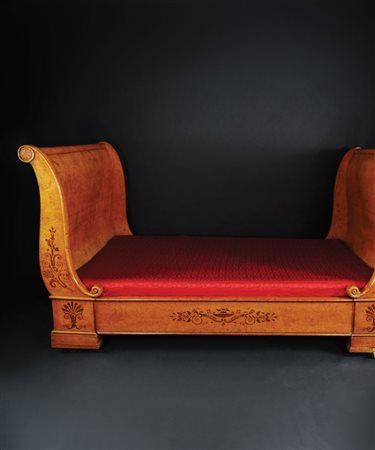 Elegante letto a barca in acero. Testiera e pediera a voluta arricchite da un...