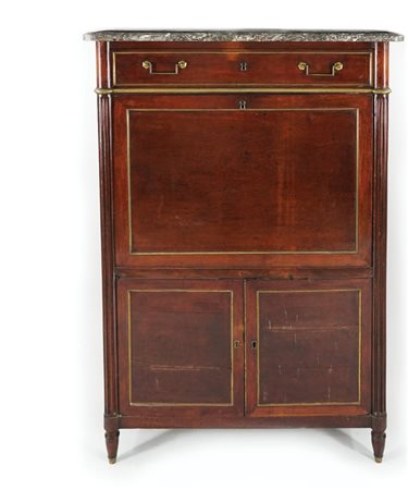 Elegante secretaire di mogano con profili in ottone. Prospetto centrato da...