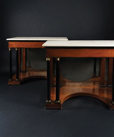 Coppia di consoles impiallacciate in ciliegio. Piano rettangolare in marmo...