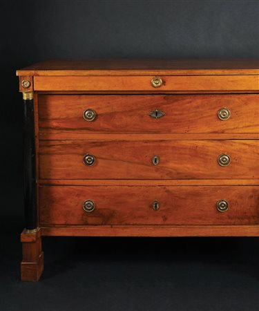 Commode impiallacciata in mogano. Prospetto a quattro cassetti dei quali...