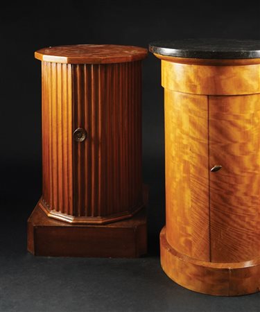 Due basi a colonna in mogano e noce: una a fusto liscio con piano di marmo...