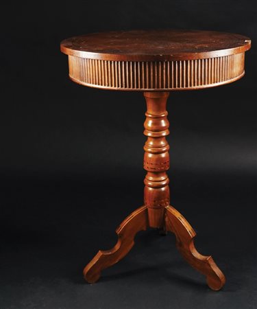 Tavolino in rovere e noce. Piano circolare intarsiato a motivi stilizzati;...