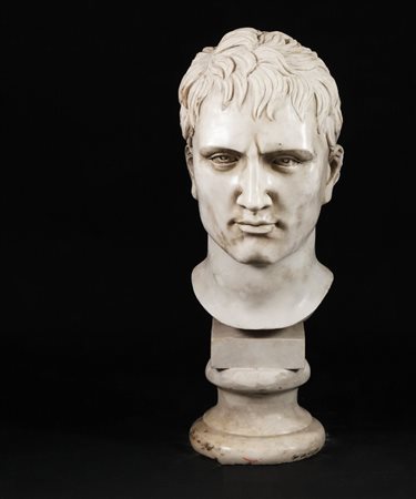 Scultura in marmo bianco raffigurante la testa di Napoleone; base tornita,...