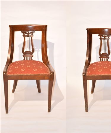 Coppia di sedie en gondole di mogano. Schienale a giorno qualificato da un...