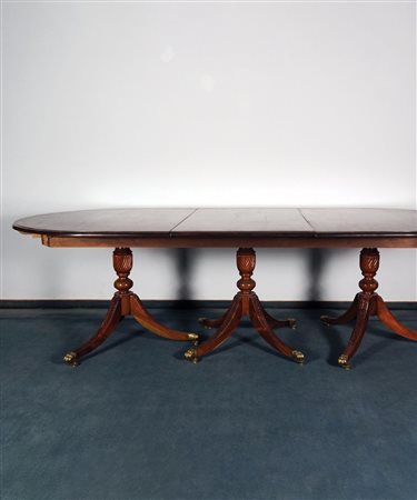 Tavolo di mogano con piano ovale allungabile mediante 6 prolunghe di l. cm....