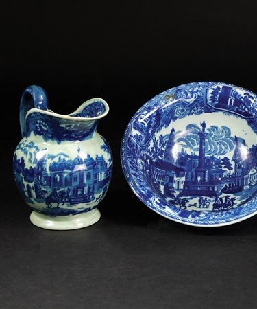 Caraffa con bacile in terraglia bianca e blu a decorazione di paesaggi....