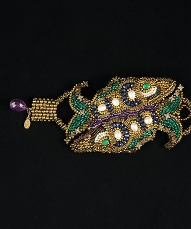 Bracciale decorato con perle, zaffiri, rubini e smeraldi, l. cm. 20