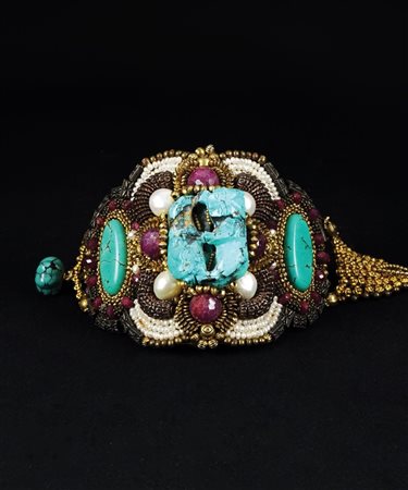 Bracciale con turchesi, scultura centrale in turchese, perle di rubino e...