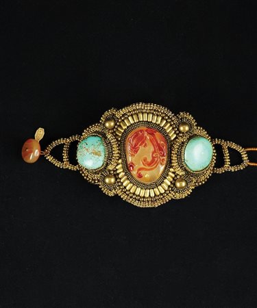 Bracciale con corniola centrale incisa e turchesi, l. cm. 21