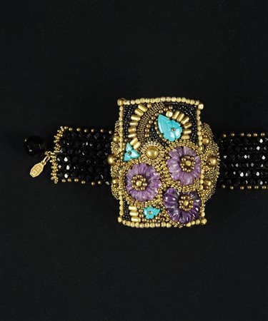 Bracciale decorato con ametiste incise a fiore e turchesi incisi a foglia, l....