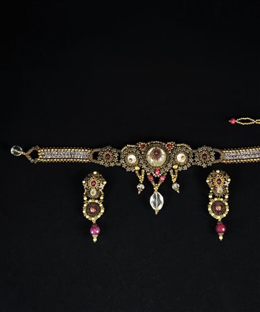 Fiori nel Ghiaccio collier de chien composto da cristalli di rocca e rubini;...