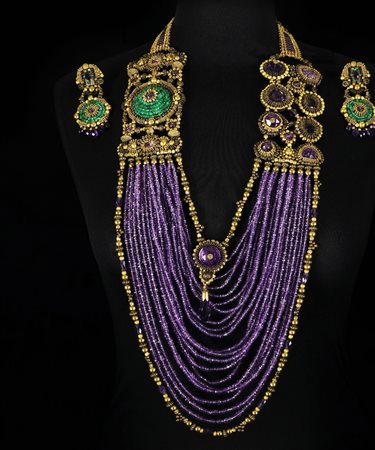 Amethyst Fantasy naga con ametiste di differenti tagli e perle di smeraldo;...