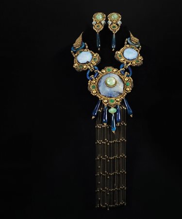 Positano collana composta da calcedonio, quarzi blu e smeraldi; orecchini en...
