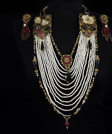 Fioritura di Cristallo naga con fiori in cristallo di rocca, rubini incisi e...