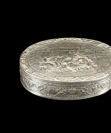 Scatola di forma ovale in argento sterling con coperchio sbalzato a scena...