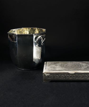 Scatola UNITA a secchiello portaghiaccio in argento a diversa decorazione, la...