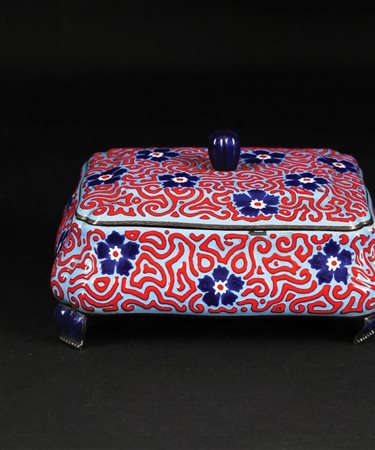 Scatola con coperchio in argento dorato a 935/1.000 e smalti policromi di...