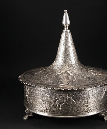 Scatola con coperchio di forma cilindrica in argento interamente inciso a...