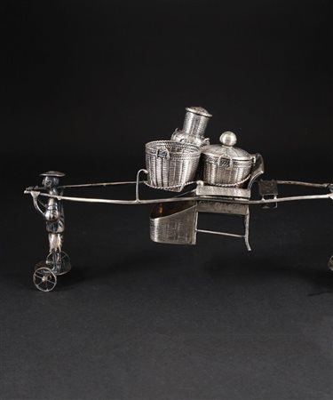 Servizio da tavolo in argento cesellato in forma di due orientali che...