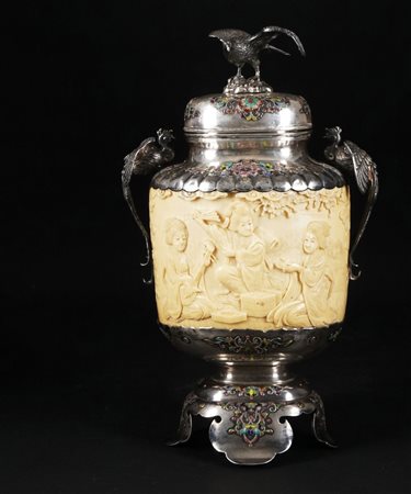 Coppa con coperchio in avorio scolpito a raffigurare scene con geishe;...