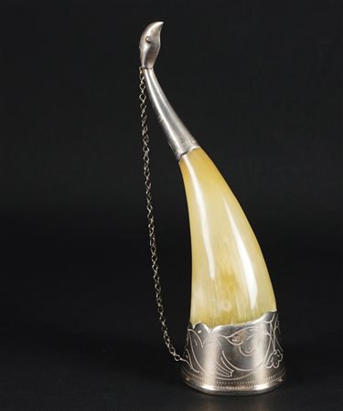 Corno con montatura in argento inciso a motivi floreali. Manifattura russa,...