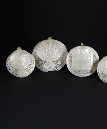 Quattro bassorilievi in madreperla scolpita a raffigurare rispettivamente la...