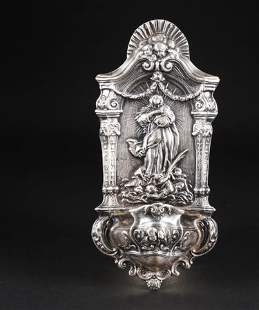Acquasantiera in argento sbalzato a raffigurare la Vergine in gloria;...