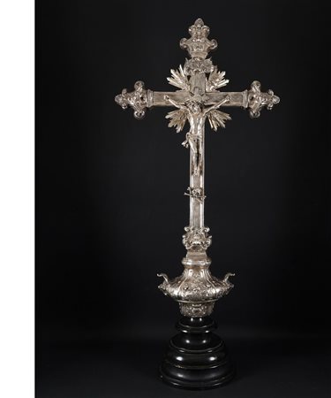 Croce processionale rivestita in argento sbalzato: il Cristo reso con dovizia...