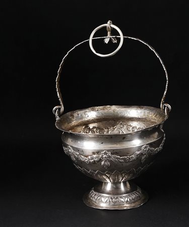 Secchiello in argento con corpo globulare sbalzato a festoni di foglie...