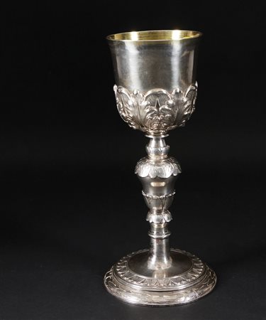 Calice in argento con stelo e sottocoppa cesellati a guide di foglie; piede...