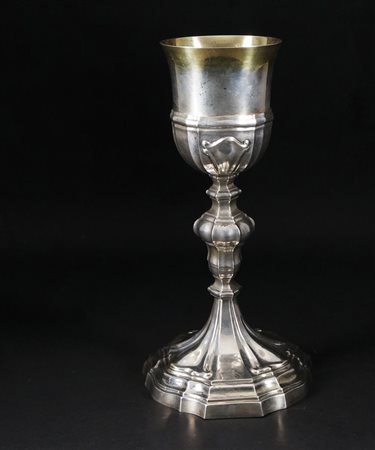 Calice in argento con stelo a balaustro percorso da costolature; piede dal...