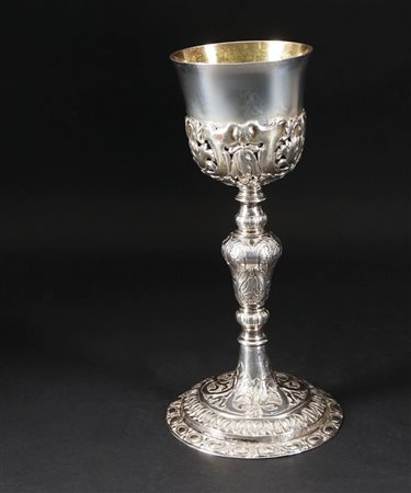 Calice in argento con stelo tornito inciso a motivi fogliati così come il...