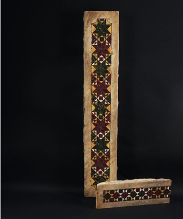 Due frammenti in marmo bianco intarsiati a motivi cosmateschi in marmi...