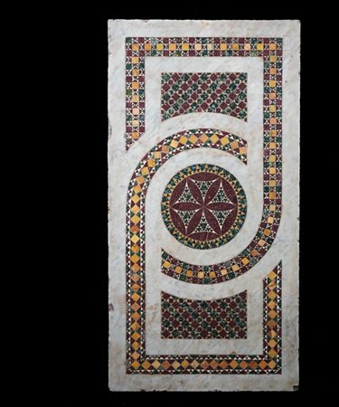 Piano rettangolare in marmo bianco massello intarsiato a motivi cosmateschi...