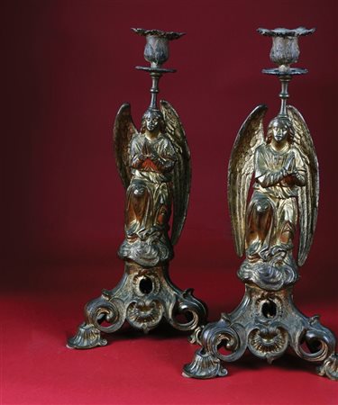Coppia di candelieri in bronzo dorato cesellati a figura di angelo...