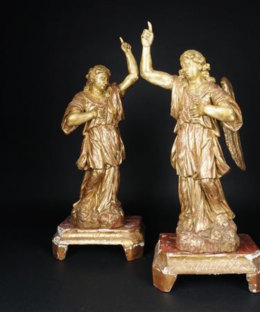 Coppia di angeli in legno dorato poggianti su basi sagomate. Roma, XVIII...