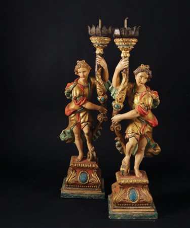 Coppia di sculture in legno dorato e policromo raffiguranti ciascuna un...