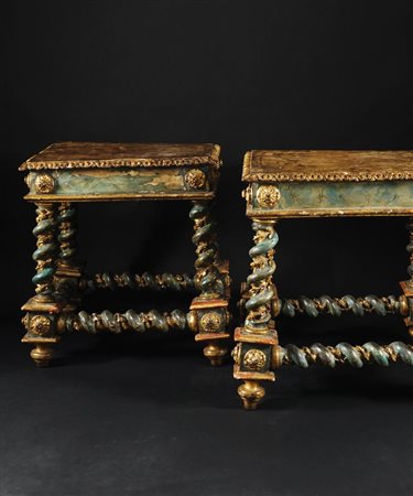 Coppia di rari panchetti in legno in parte dorato, laccato e dipinto a finto...