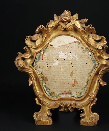 Cartagloria in legno dorato e intagliato. XVIII secolo, cm. 26x22