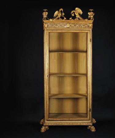 Elegante vetrina in legno laccato avorio e dorato. Fronte a un'anta a vetro...