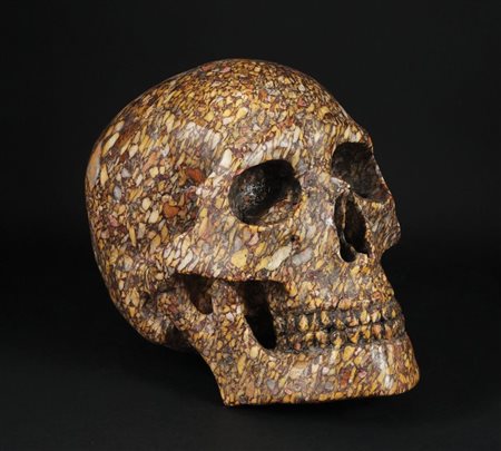 Scultura in semesanto raffigurante un teschio. Roma, XIX secolo, cm. 18x20x15