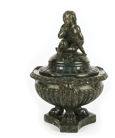 Calamaio di forma circolare in marmo verde di Prato. Vasca baccellata;...