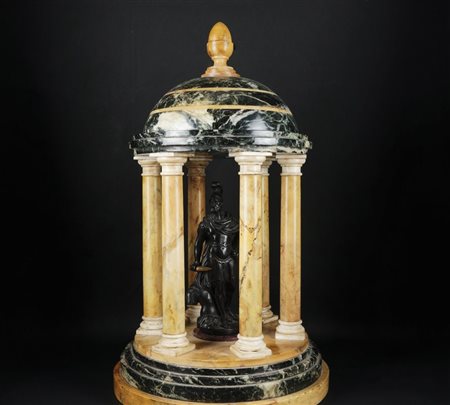 Modello di tempio in marmo verde e giallo: al centro la figura di un...