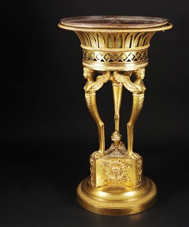 Alzata a tripode in bronzo dorato; recipiente circolare traforato sostenuto...