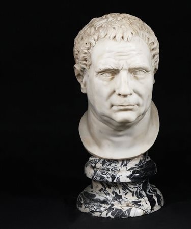 Scultura in marmo bianco raffigurante la testa di Vitellio; base tornita in...