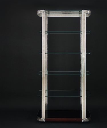 Libreria in metallo con ripiani in vetro; montanti scanalati e dettagli di...