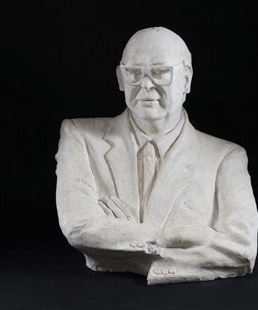 Scultura in gesso raffigurante il busto di Bettino Craxi, cm. 63x60x46 circa...