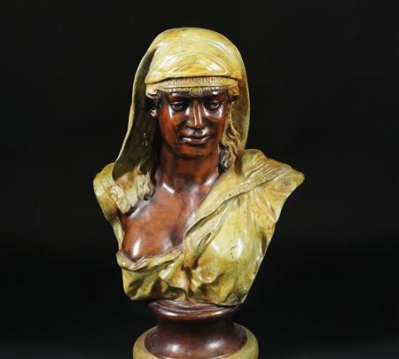 Scultura in bronzo patinato raffigurante il busto di una donna araba, h. cm. 57