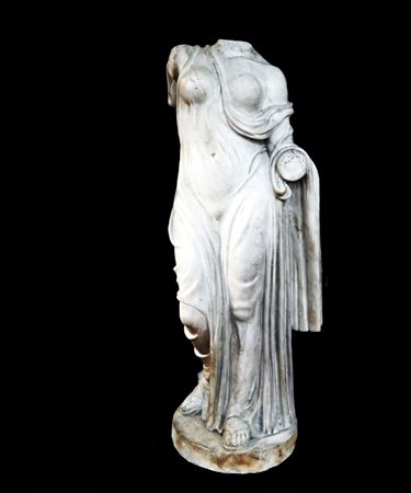 Scultura in marmo bianco raffigurante una figura femminile panneggiata...