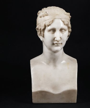 Scultura in marmo bianco raffigurante un busto femminile dall'antico, h. cm. 60